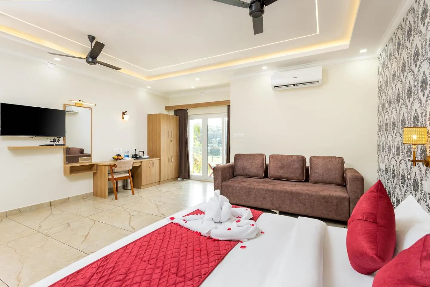 Esaa Airport Hotel Kochi 3*,  الهند